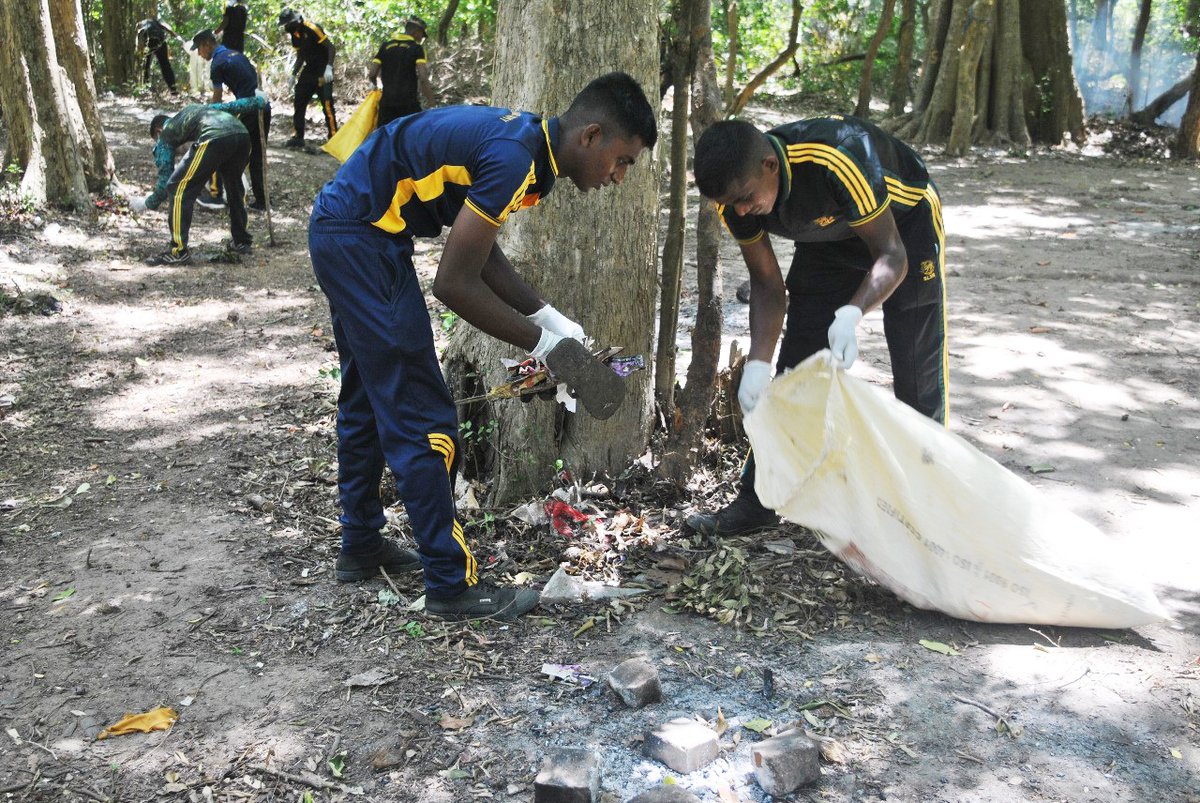 dimosrilanka's tweet photo. #DIMO joined its hand with the #DWC to be a part of the #Kumana #CleaningProject. This was organised on the 10th of August as a result of the annual "Padha Yathra" pilgrimage from Jaffna to Kataragama.
#conservation #wildlife #wildlifeprotection #cleanupproject #sl https://t.co/TNHBk8oi8D
