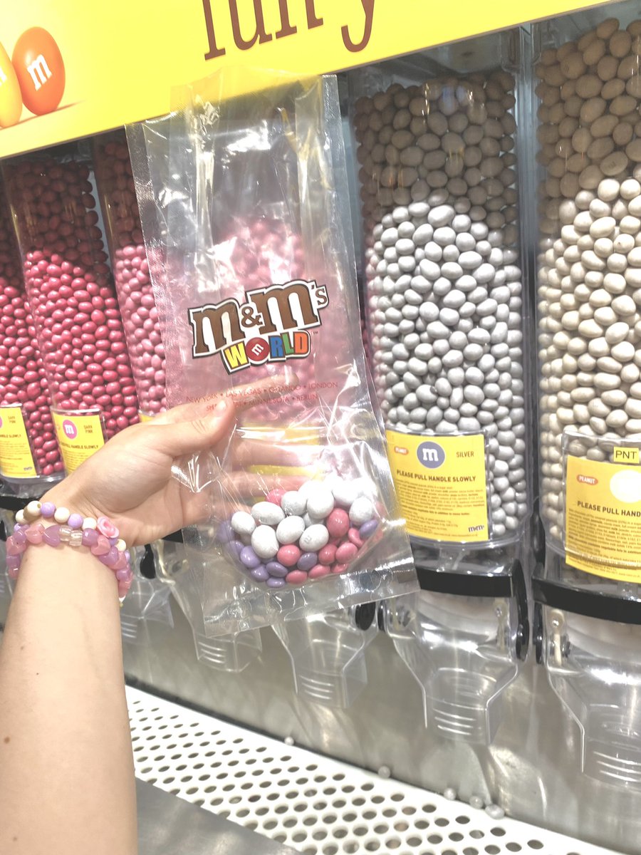 butterythrone's tweet photo. 🍡🍬🍭~M&amp;M world ~ 🍭🍬🍡
~ enjoying cute colours in London ~ https://t.co/A1JeeOgabU