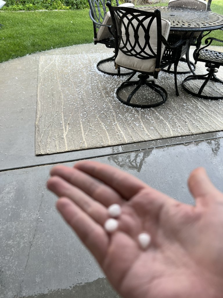 krachelw's tweet photo. Pea-sized hail in Morgan right now. #utwx https://t.co/iWN8yeSHVf