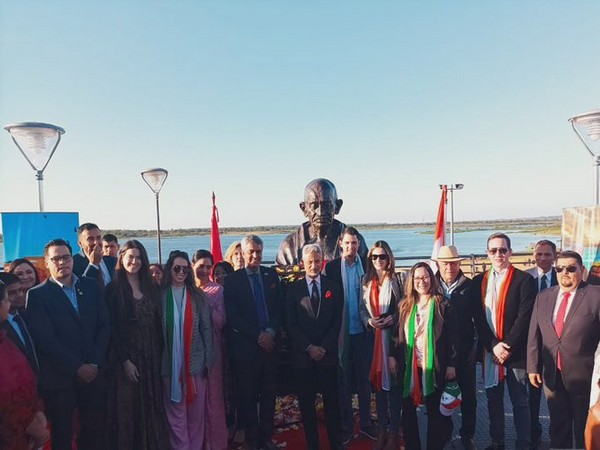 ani_digital's tweet photo. Jaishankar unveils bust of Mahatma Gandhi in Paraguay, calls it statement of solidarity

Read @ANI Story | https://t.co/LLrIMOWcwN
#SJaishankar  #ThreeNationVisit #JaishankarinParaguay https://t.co/y8eJo6ovi8