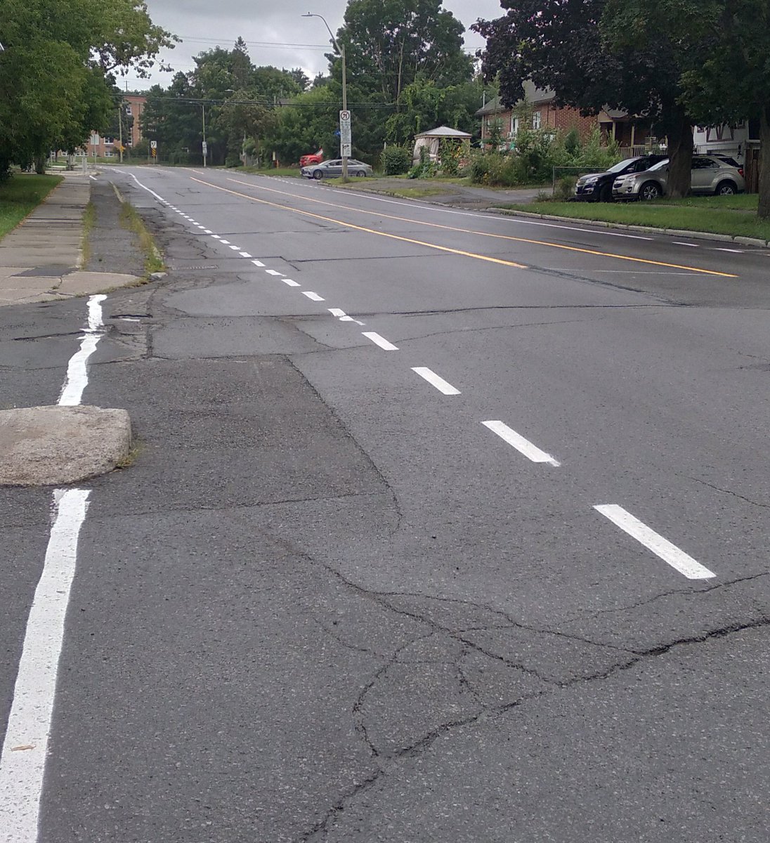 OutwardBore's tweet photo. Kirkwood Ave south of Carling has been reconfigured! One car lane in each direction, bike lanes on each side. Pics are from Larose looking (1) south and (2) north. @RiverWardRiley #ottbike https://t.co/X6qEAxcPJs