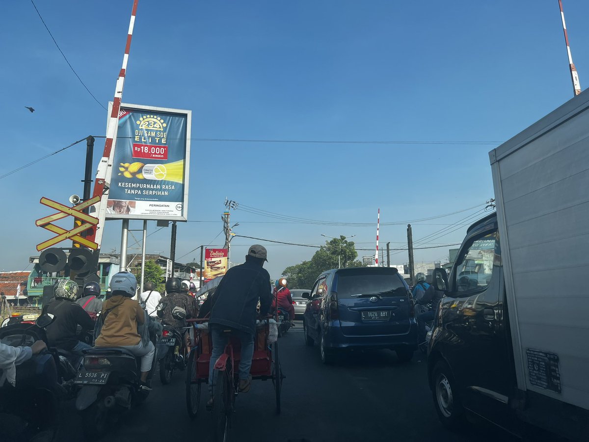 Defisini Sabar ✌️
Lokasi : Surabaya Utara
Sekitaran Jam 7-8 Pagi.
Dino Senen 🤝