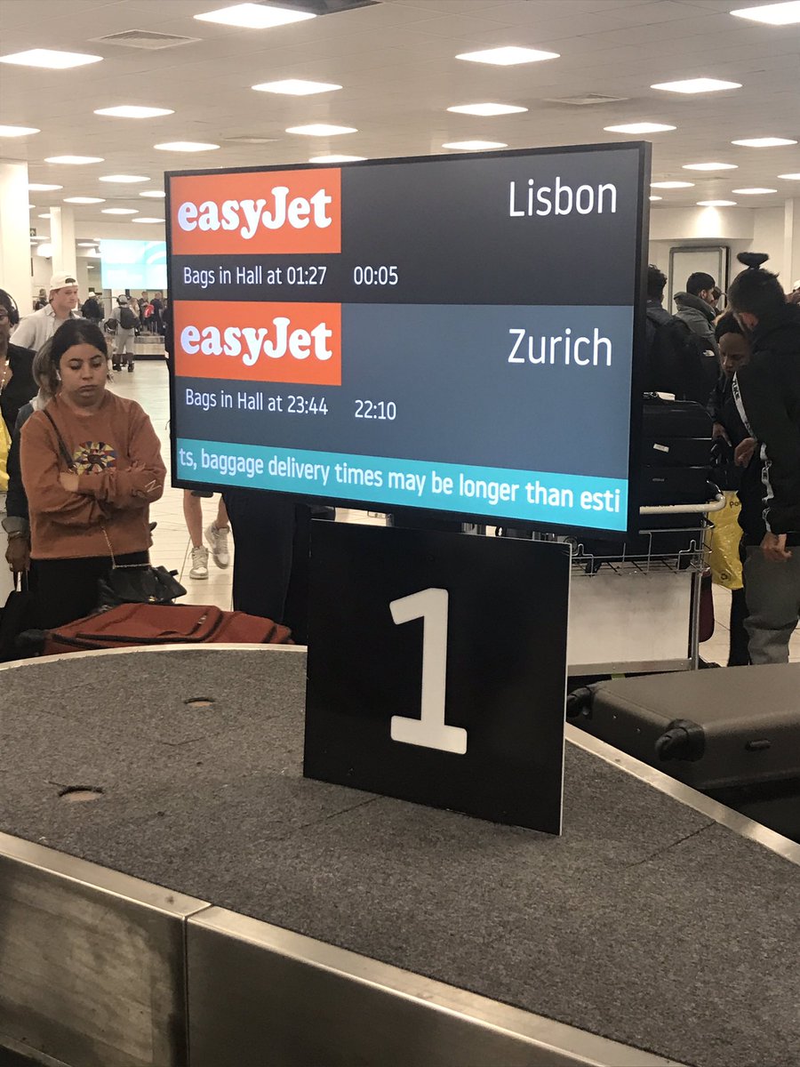 These must be the sunlit uplands. Plane landed 70 minutes ago so it’s a great #BrexitBenefits opportunity for those disenfranchised but non-existent British baggage handlers to do the work that the largely EU handlers can’t. WIN. Zero comms from @easyjet or <a href="/LDNLutonAirport/">London Luton Airport</a>