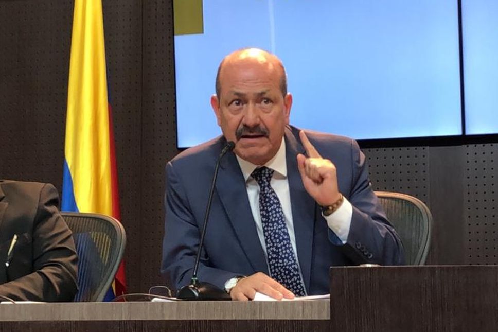 ADnoticias_'s tweet photo. Ex senador Vallecaucano Roosvelt Rodríguez es el nuevo superintendente de notariado y registro. Abogado con especialización en derecho administrativo y constitucional. Natural de Bugalagrande. Milito en el partido de la U y renunció para apoyar la candidatura de Petro https://t.co/wFirXOB4sH