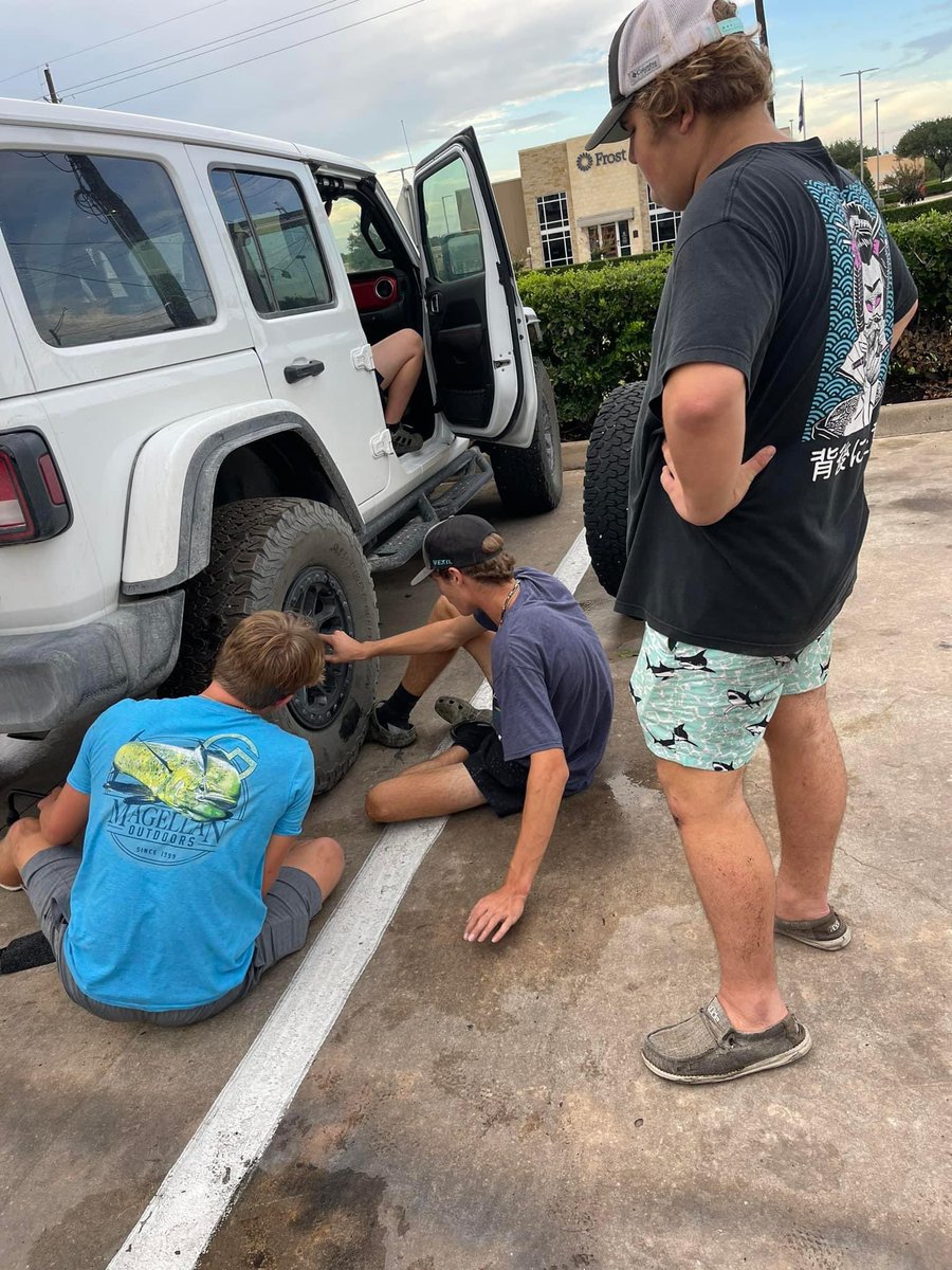 handal_dave's tweet image. So proud of our guy Christian Gianni. True definition of serving others. At the end of the day, this is what it’s about! Keep doing you buddy! #OthersFirst @FootballTomball @TISD_athletics @TISDTHS @TB_KFLAN