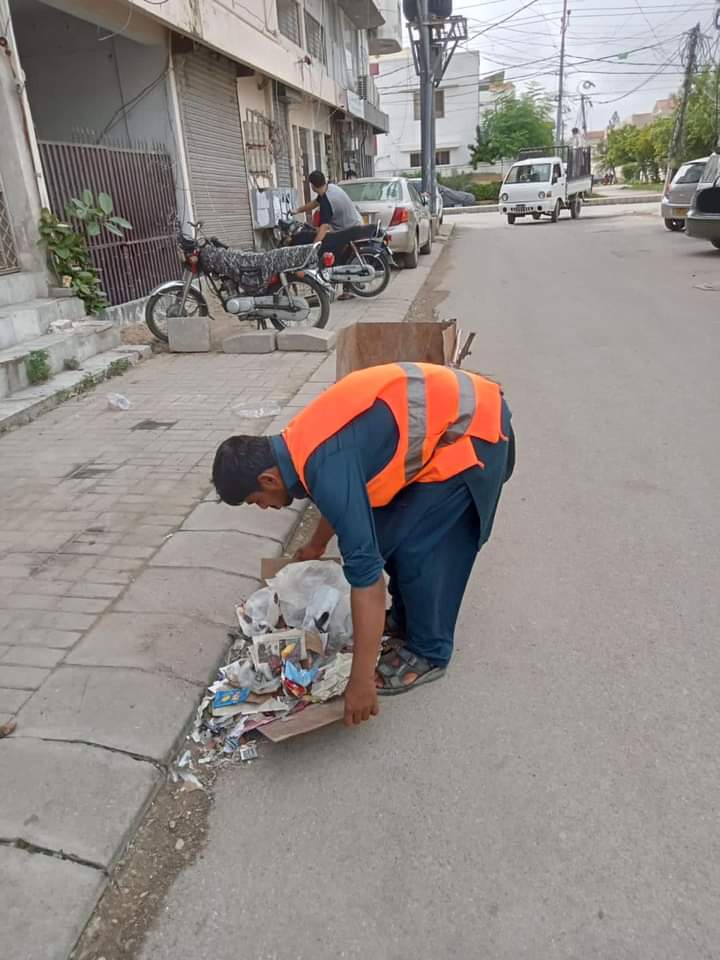 dha_our_home's tweet photo. Sweeping at Sehar Comm. Ph-VII

#Clifton #DHA #CBC #KarachiSindh #Pakistan #canttboardclifton #CBCserve #horticulture #Plantation #Greenery  #KeepCleanEnviornment https://t.co/KrYn5ISduT