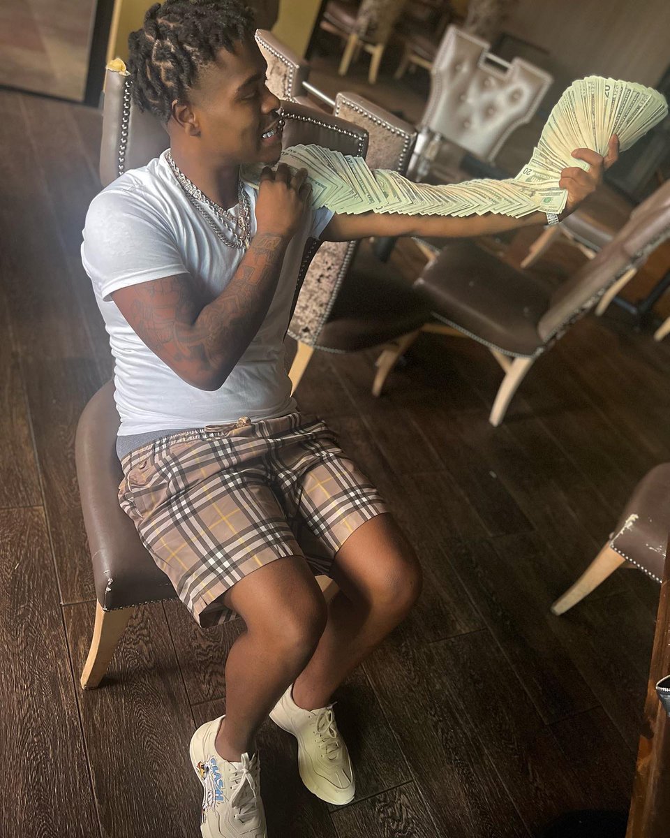 bicfizzle's tweet photo. #1Klan 

Out on the road an all I’m thinkin bout is home (look) tall trees vacant houses coner stores 🥶🧠🦅
#1Klan
#1K4L https://t.co/qUtRYZ4rpY