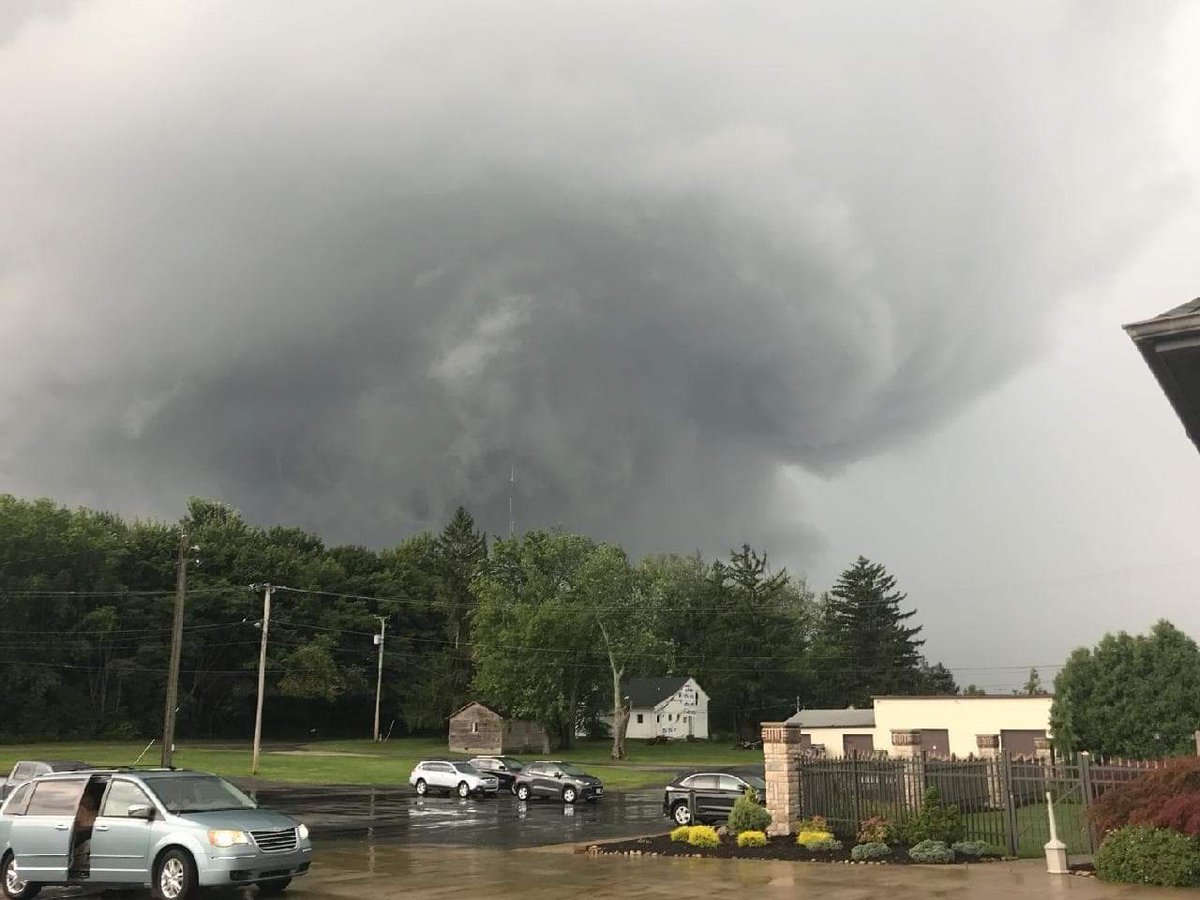 Scary!! The Rotation that prompted the Ashtabula County Tornado Warning passed right over a crowded Ferrante Winery this evening. Luckily no injuries! Great pic bt Earl Bell! @NWSCLE @WEWS