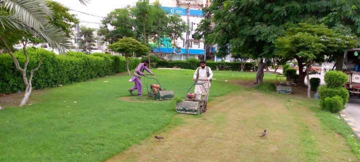 dha_our_home's tweet photo. Grass cutting at Kh-e-Jami Green belt.

#Clifton #DHA #CBC #KarachiSindh #Pakistan #canttboardclifton #CBCserve #horticulture #Plantation #Greenery  #KeepCleanEnviornment https://t.co/a4dOGwP5aP