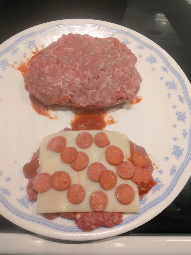 Gonna try something. Stuffed pizza burgers.