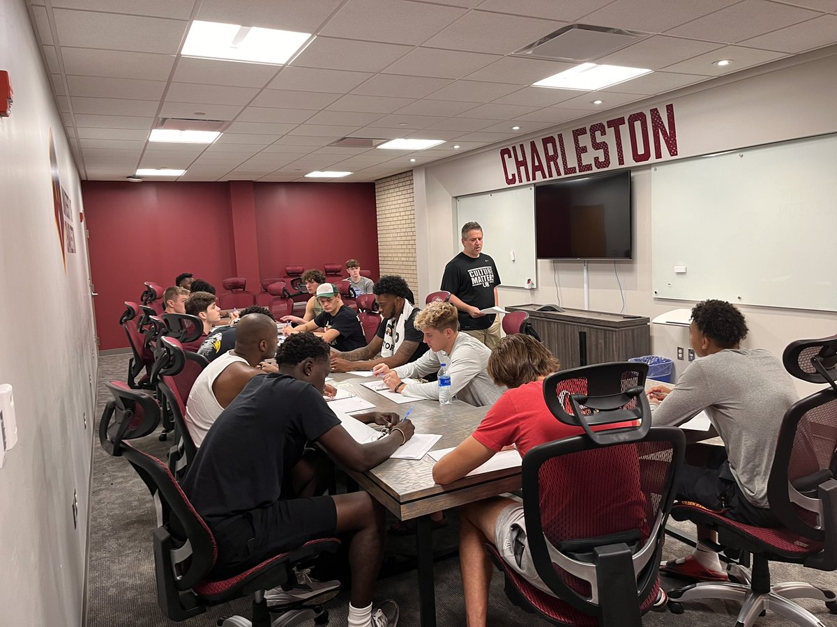 UCWV_MBB's tweet photo. First team meeting in the books! #TEAM102’s journey has officially begun! https://t.co/e57QBcusNy
