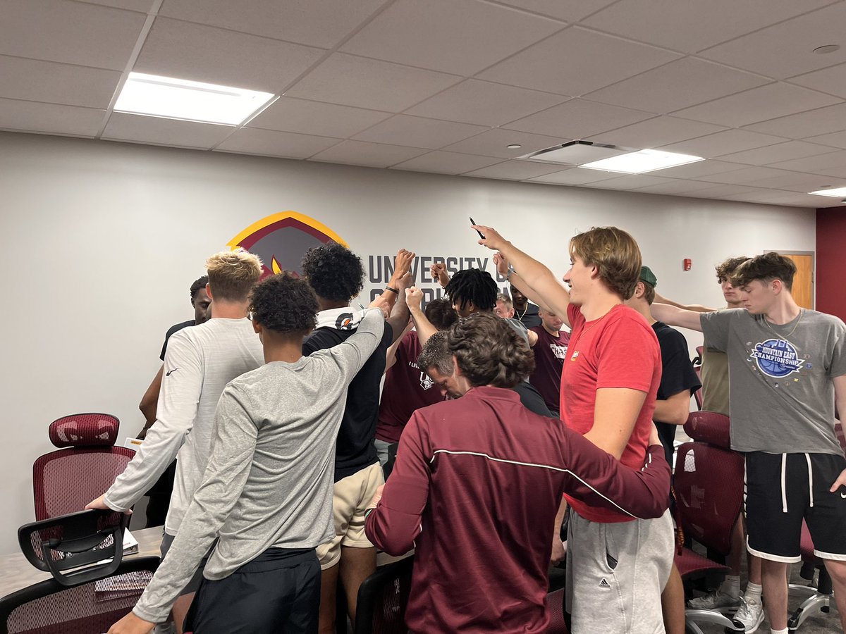 UCWV_MBB's tweet photo. First team meeting in the books! #TEAM102’s journey has officially begun! https://t.co/e57QBcusNy