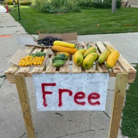 Loggers205's tweet photo. Swing by Lincoln Middle School and grab some fresh veggies. The table is set up on the east side of the building by the football field. Easiest way to access the area is 12th Street off of East State. https://t.co/k2fHnmM0Nl