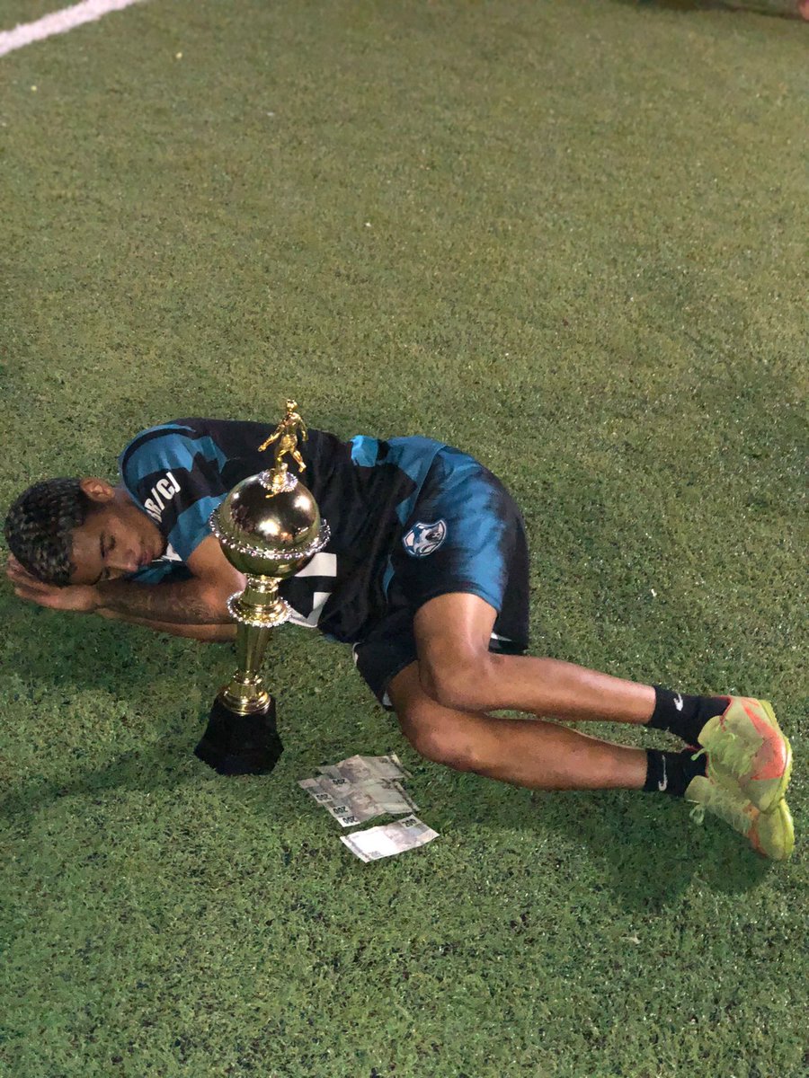 LittleCoutto21's tweet photo. Só agradecer a Deus, deu Revoada tá amor, teve gol na final ⚽🏆🇪🇪 @RevoadaFC9 https://t.co/2yPvXYNM4q