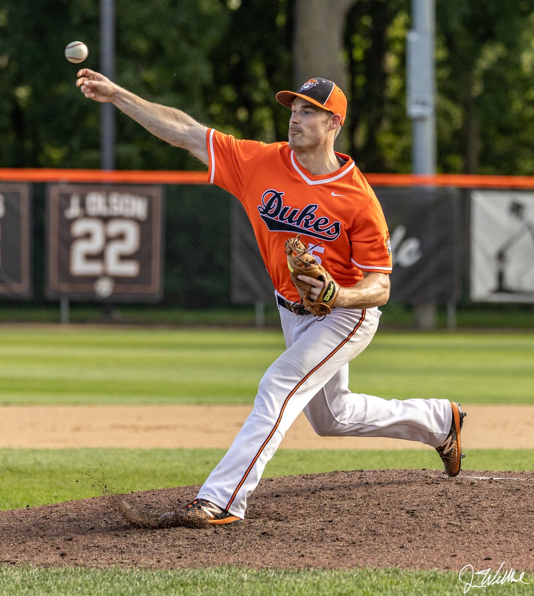 JamesDWellbrock's tweet photo. Photos from the final game of the first weekend here in Dundas, a thriller that comes down to the final batter between @DundasDukes and @EaganBandits with the host team getting the win!  @MinnBaseball @fdm2022 @ScoreMonsterNow 

https://t.co/jjk3RFT9XH https://t.co/Uv4f8L7Q9b