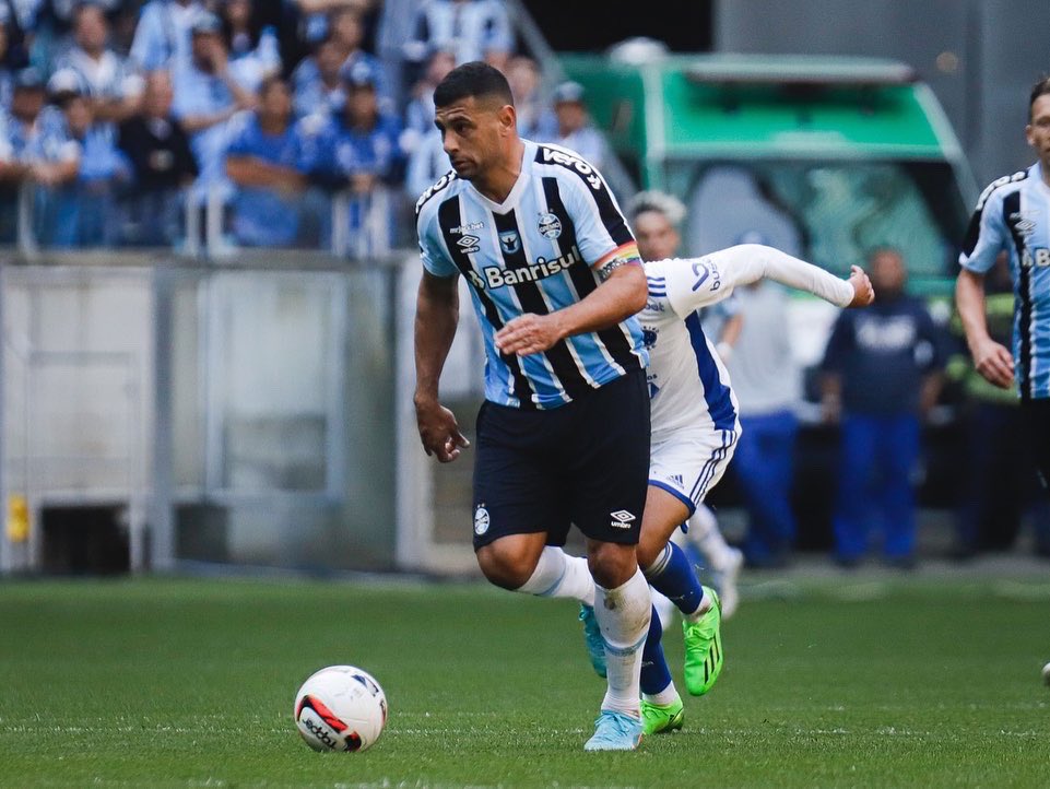 DiegoSouzaDS87's tweet photo. Seguimos juntos em busca do nosso objetivo. Feliz por mais um gol com essa camisa!!! Bora!! 🇪🇪🙏 #DS

📸: @maxifranzoi / @gomktesportivo https://t.co/BqFGiwDgiz