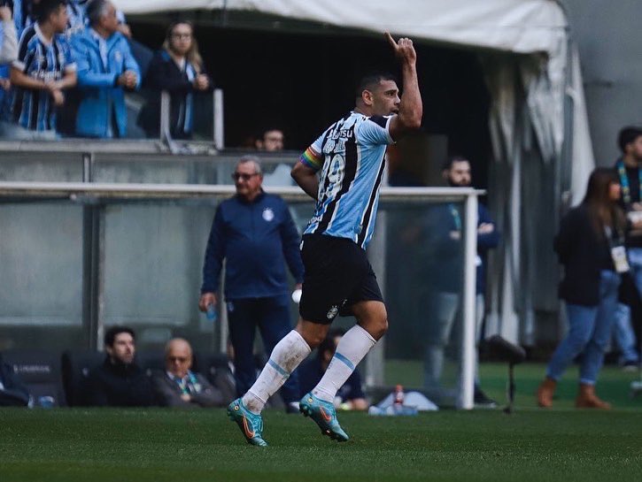 DiegoSouzaDS87's tweet photo. Seguimos juntos em busca do nosso objetivo. Feliz por mais um gol com essa camisa!!! Bora!! 🇪🇪🙏 #DS

📸: @maxifranzoi / @gomktesportivo https://t.co/BqFGiwDgiz