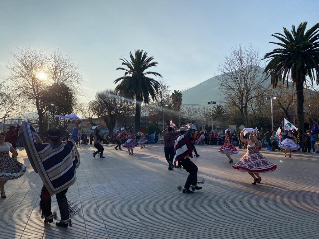 cn_castro's tweet photo. Preciosas las #cuecasxelApruebo en la Plaza Mayor de #Renca! Con la fuerza de nuestras tradiciones, distintas generaciones bailamos por una #NuevaConstitucion ✊🏼🇨🇱

2 semanas y seguimos con alegría y esperanza por un futuro mas justo y digno!

#AprueboUnChileMejor

#AprueboCrece https://t.co/Xid6CqnRsZ