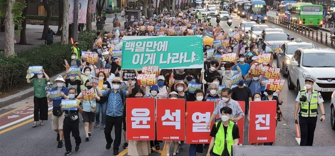 0100_Penthouse's tweet photo. 촛불행동이 광화문에서 ���는 윤석열 퇴진시위라는데 이미 규모가 상당히 큼 보도는 전혀 안되고 있지만 https://t.co/aFCG1ih8qS