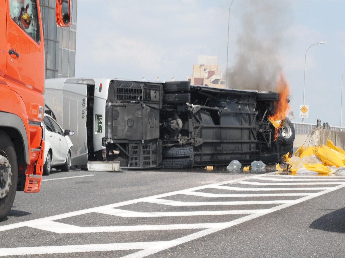 【事故】名古屋高速 大型バスが横転し炎上! 11号小牧線の一部通行止「爆発音もしてた」まとめのカテゴリ一覧まとめまとめについて関連サイト一覧