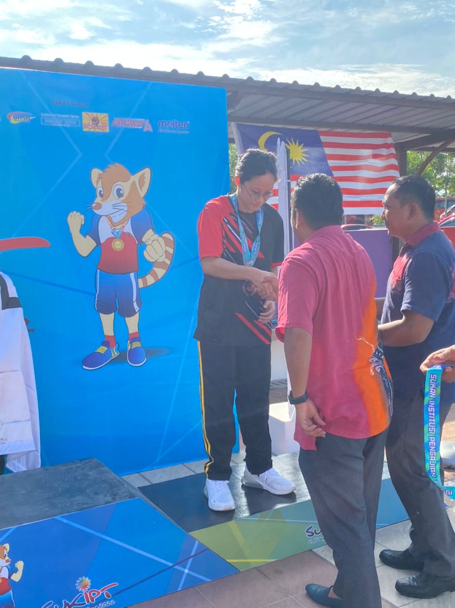 INTI_edu's tweet photo. Congratulations to our student Yap Inn She, representing INTI at the #SUKIPT2022, Swimming Competition - 50m Breaststroke, for winning the Bronze medal home. 🥳

#INTIfam #SUKIPT2022 #mindajuara https://t.co/UxzW2QwDxi