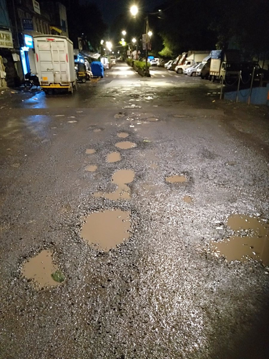 980Sahir's tweet photo. Meri complain per Paily pada ke Sir Sayyed english high school (moideen school) ke saamne waale potholes ko bhar diya gaya hai.

Ahmad Sahir Chougule Congress Slum Cell Taluka Vice President.
@ravirajaINC @VarshaEGaikwad @BhaiJagtap1 @INCMumbai https://t.co/TaOmpkJXRM