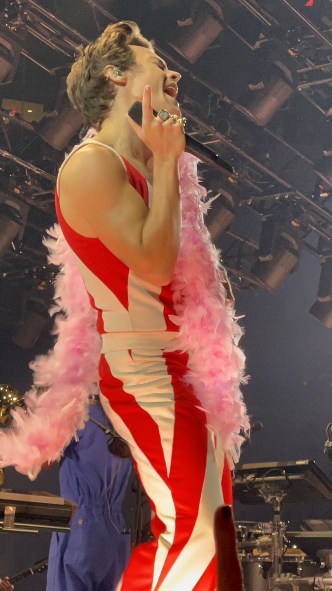 TheHarryNews's tweet photo. Harry with a boa tonight! #LoveOnTourNYC (Via tastesolonely) https://t.co/G861ufaAR2