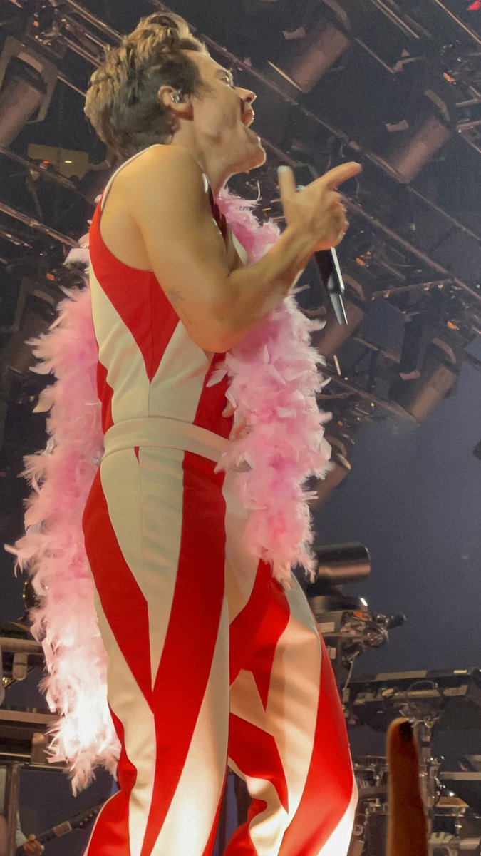 TheHarryNews's tweet photo. Harry with a boa tonight! #LoveOnTourNYC (Via tastesolonely) https://t.co/G861ufaAR2
