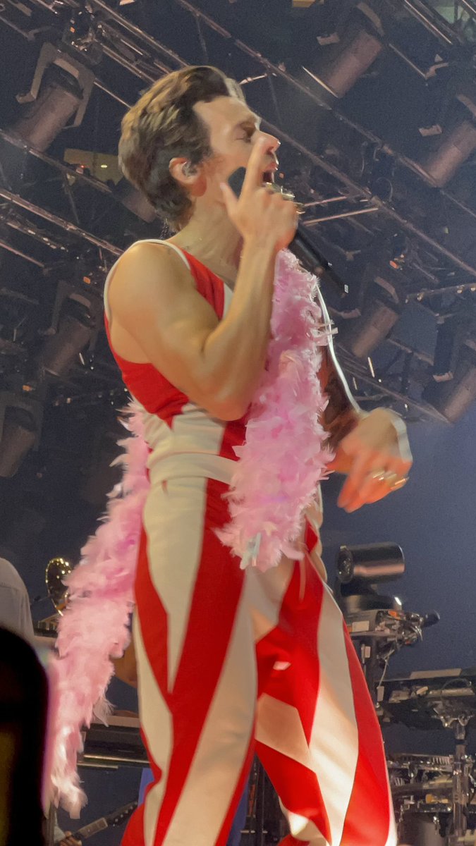 TheHarryNews's tweet photo. Harry with a boa tonight! #LoveOnTourNYC (Via tastesolonely) https://t.co/G861ufaAR2