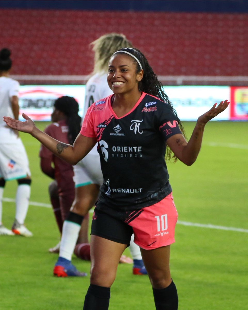 _superpoderosas's tweet photo. #ColombianasEnEcuador 🇪🇨 | Karen Páez 🇨🇴 y Maireth Pérez 🇨🇴 marcaron en la victoria de Club Ñañas 3-0 🆚 Guerreras Albas por los Cuartos de Final - Ida de la #SuperligaFemenina ⚽🏆.

La guardameta Wendy Martínez 🇨🇴 fue titular en el cuadro local.

📸 @Clubnanas | @GuerrerasLDU https://t.co/NOwN4PBHRu