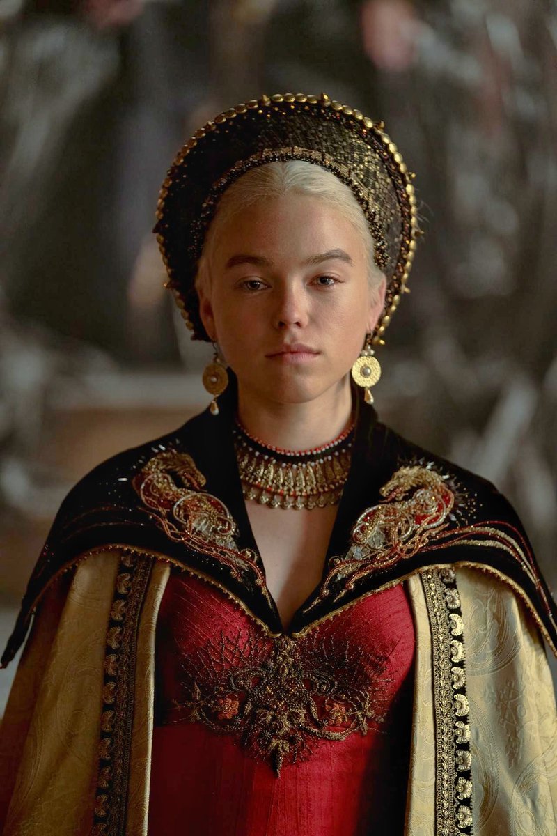 housethedragons's tweet image. Todos se curvem diante de Rhaenyra Targaryen, a herdeira legítima do Trono de Ferro. 

#HouseoftheDragon