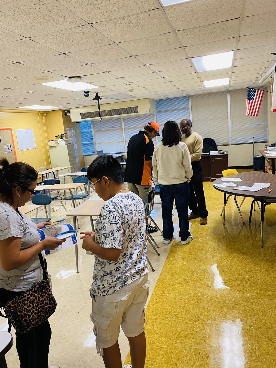 AngelaW55458110's tweet photo. Wolverine parents and scholars visit their 2022-2023 school year teachers classrooms. ๐๐คฉDiscussing academic expectations for scholars success ๐ฏLeveling Up In The 44 #WeRSTEM @HISDChoice @TeamHISD @Williams44STEM https://t.co/pKcWjePr9x