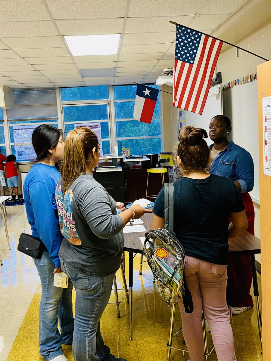AngelaW55458110's tweet photo. Wolverine parents and scholars visit their 2022-2023 school year teachers classrooms. ๐๐คฉDiscussing academic expectations for scholars success ๐ฏLeveling Up In The 44 #WeRSTEM @HISDChoice @TeamHISD @Williams44STEM https://t.co/pKcWjePr9x
