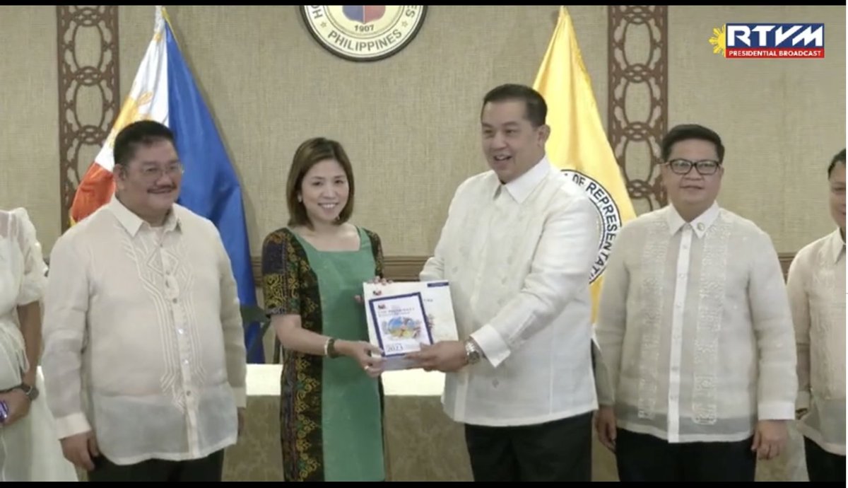 BNicolasBM's tweet photo. LOOK: The budget department submits the proposed P5.268 trillion 2023 national budget to the 19th Congress @BusinessMirror https://t.co/CRh2v2ZLBn