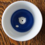 シロクマが底から顔を覗かせる!ユニークなお猪口が可愛い♡