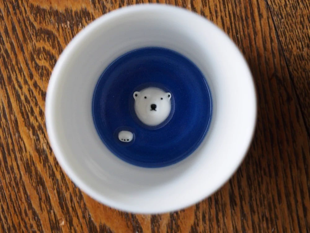 シロクマが底から顔を覗かせる！ユニークなお猪口が可愛い♡