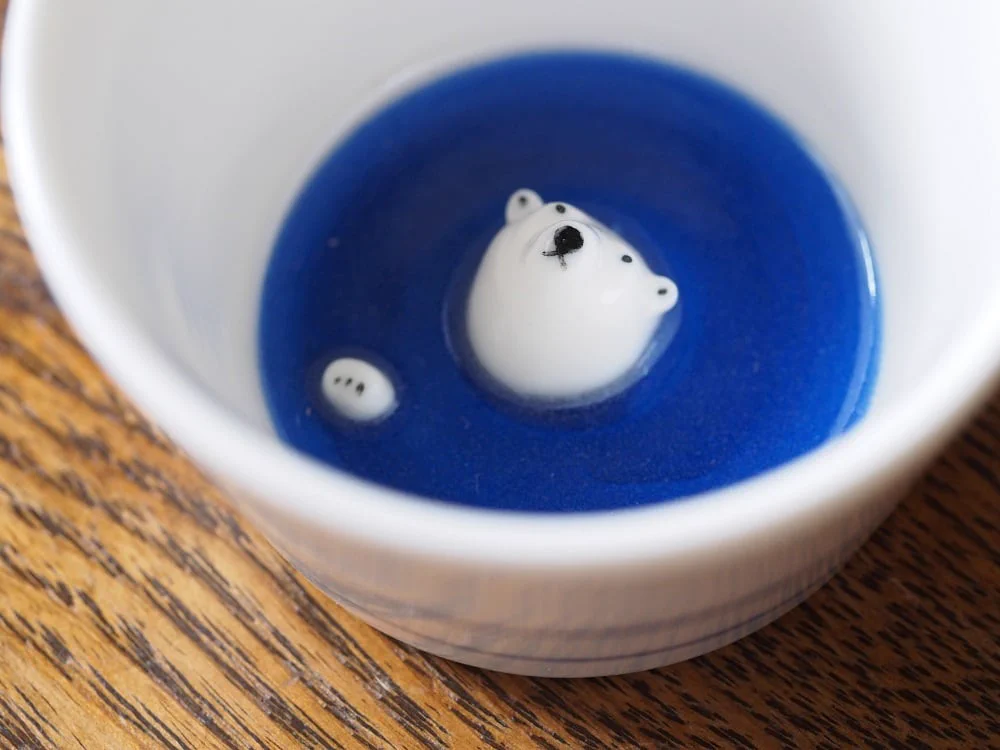 シロクマが底から顔を覗かせる！ユニークなお猪口が可愛い♡