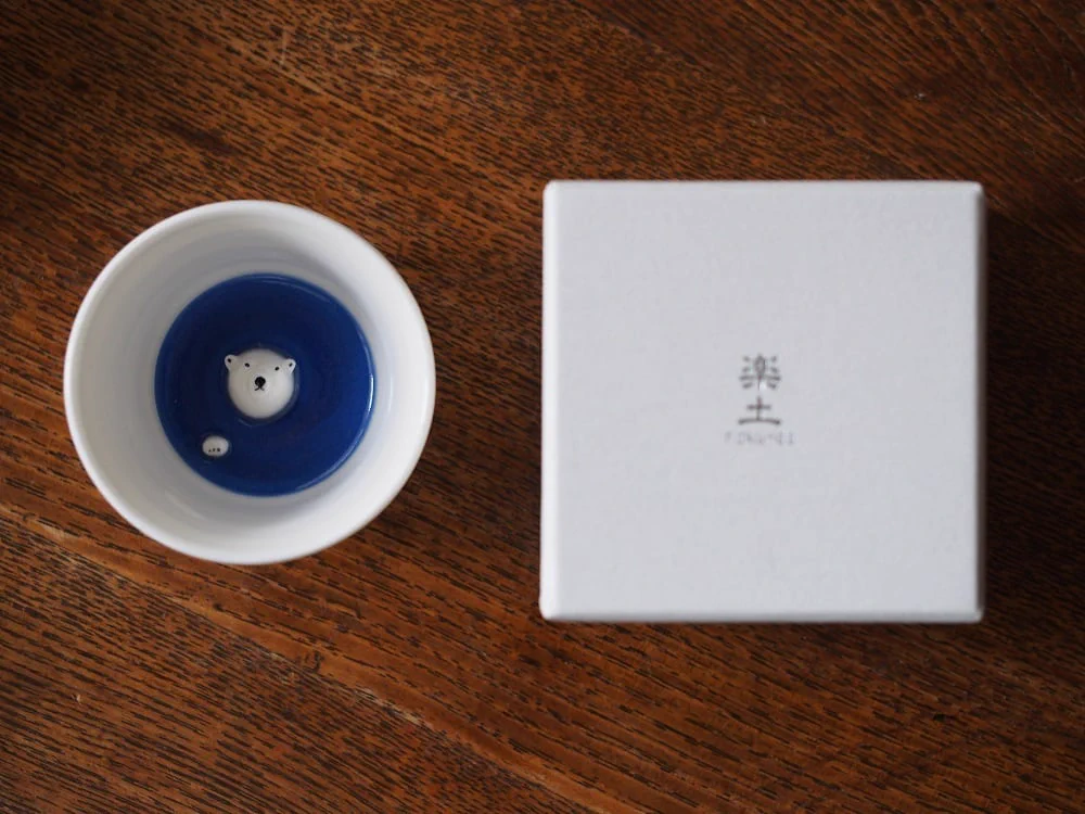 シロクマが底から顔を覗かせる！ユニークなお猪口が可愛い♡