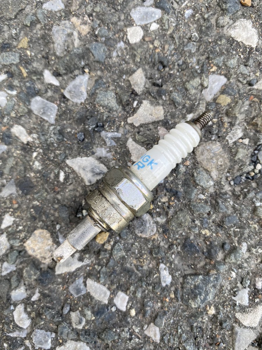 プラグ折れてすっ飛んだ