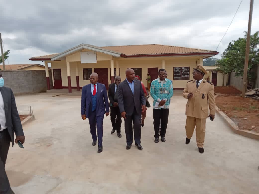 Le vendredi 19 août dernier,  le Directeur Général du BUNEC a effectué une visite de travail au centre d'état civil principal de la commune de Mbankomo. Il en a profité pour inspecter le nouveau bâtiment du service d'état civil livré dans le cadre du projet PASECA.