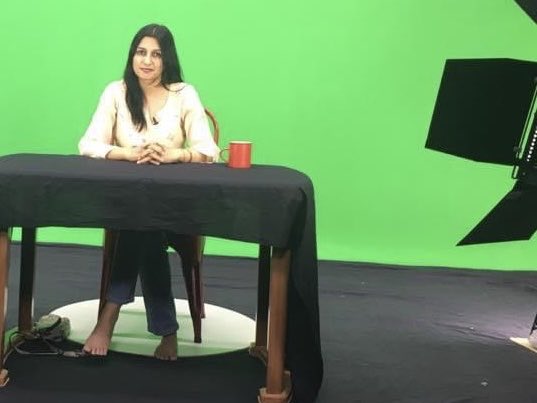 kavitadevgan's tweet image. Why wear shoes when the camera is capturing just your face 😆
#comfortwins 
#blastfromthepast 
This is from a shoot at ⁦@TheQuint⁩ studios way back in 2019 😁