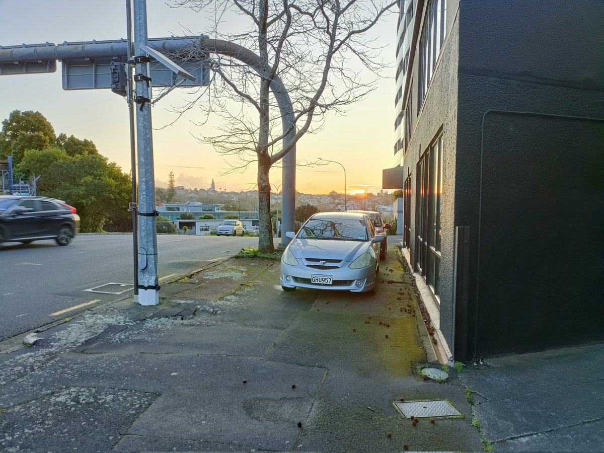 akl_richard's tweet photo. The walk home https://t.co/5fgBDhV9Em