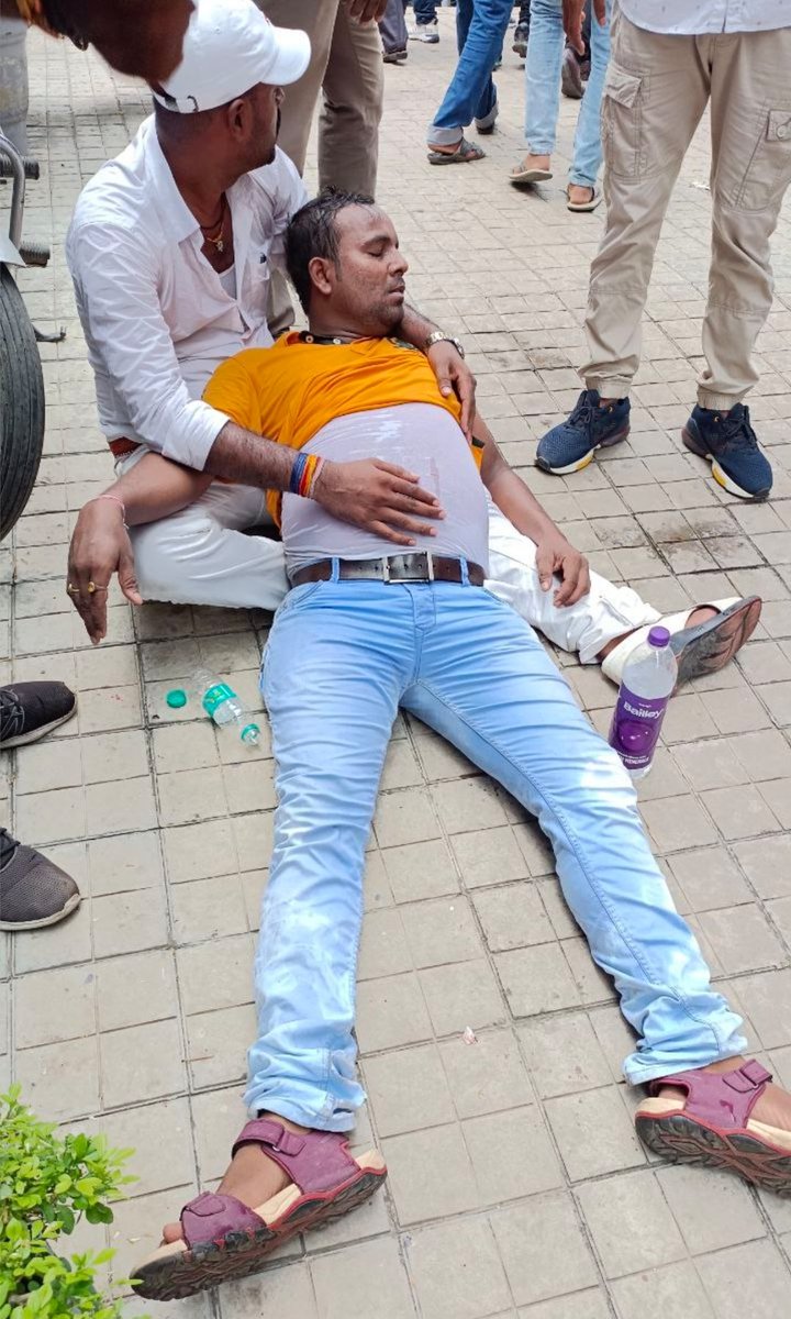 subhash76898991's tweet photo. बिहार प्रारम्भिक शिक्षक संघ के महासचिव कुंदन भारती जी डाकबंगला चौराहा पर बेहोश चुके हैं सरकार अब कितने अभ्यर्थियों की जान लेगी सरकार अविलम्ब 7वे चरण की प्राथमिक विज्ञप्ति जारी करे। 
@ProfShekharRJD @ZeeBiharNews @News18Bihar @yadavtejashwi https://t.co/HHjK6RHh2o