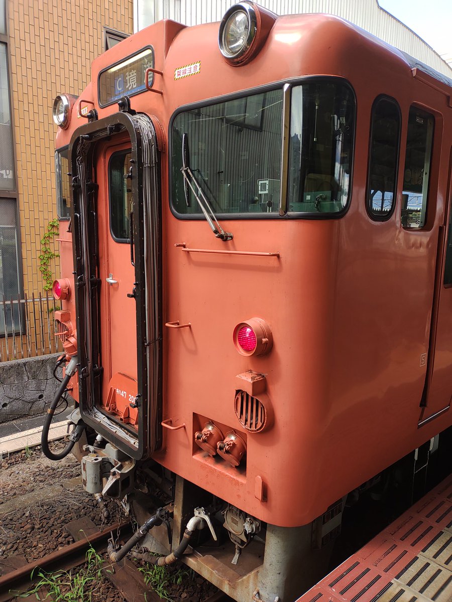 YujiTani's tweet photo. 米子駅0番線から境港に向かいます。

鬼太郎のイラストの描かれたカラフルな車輌もいいですが、シンプルな単色車輌も境線の雰囲気に合っているような気がします。

いってきます https://t.co/EBNHM72uXn