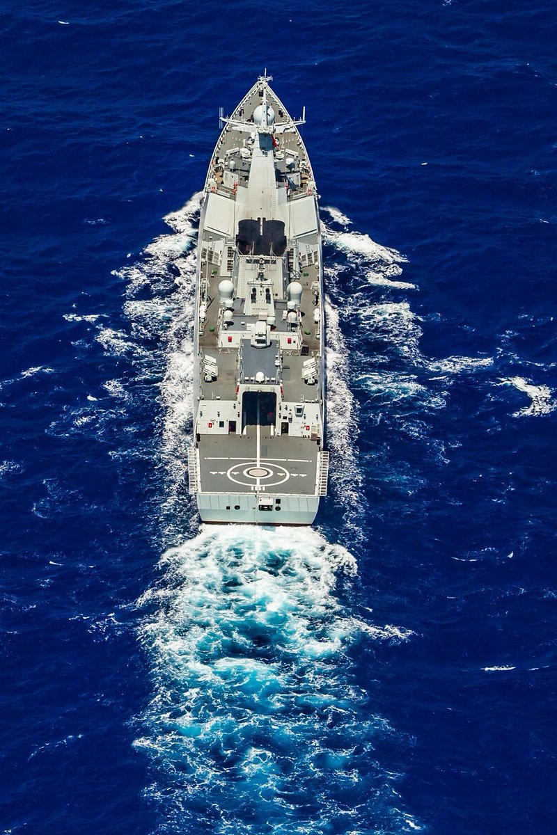Defence_IDA's tweet photo. The Chinese Naval Shipbuilding Industry continues to demonstrate that it is in a league of its own: 
A ship spotter photo released today shows five Type 052D destroyers all taking shape in a construction dock at the Dalian shipyard.

#China #PLAN #Type52D https://t.co/8R2uUBGOIa