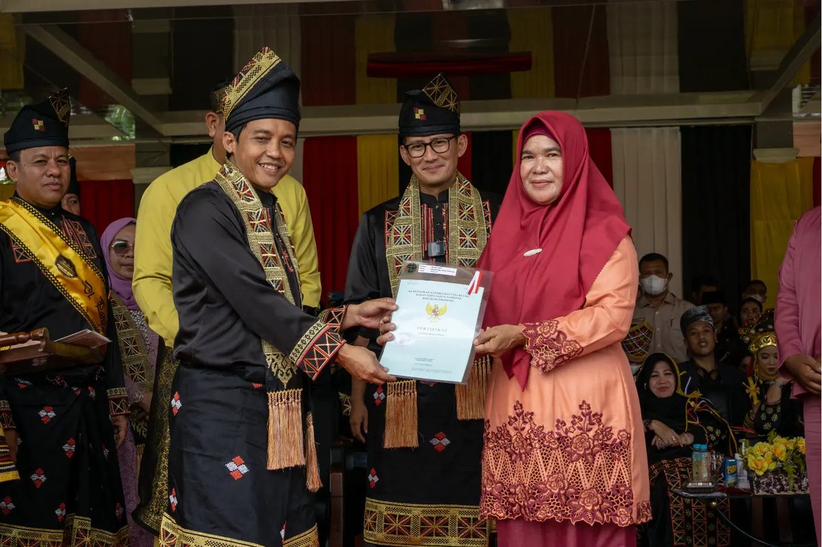 Kemarin (21/08) saya mewakili Pak Menteri @TjahjantoHadi menyerahkan 5 sertipikat tanah lintas sektoral secara simbolis kepada masyarakat melalui Program Pendaftaran Tanah Sistematis Lengkap (PTSL) di Kuantan Singingi, Provinsi Riau. Total ada 20 sertipikat yang diberikan.