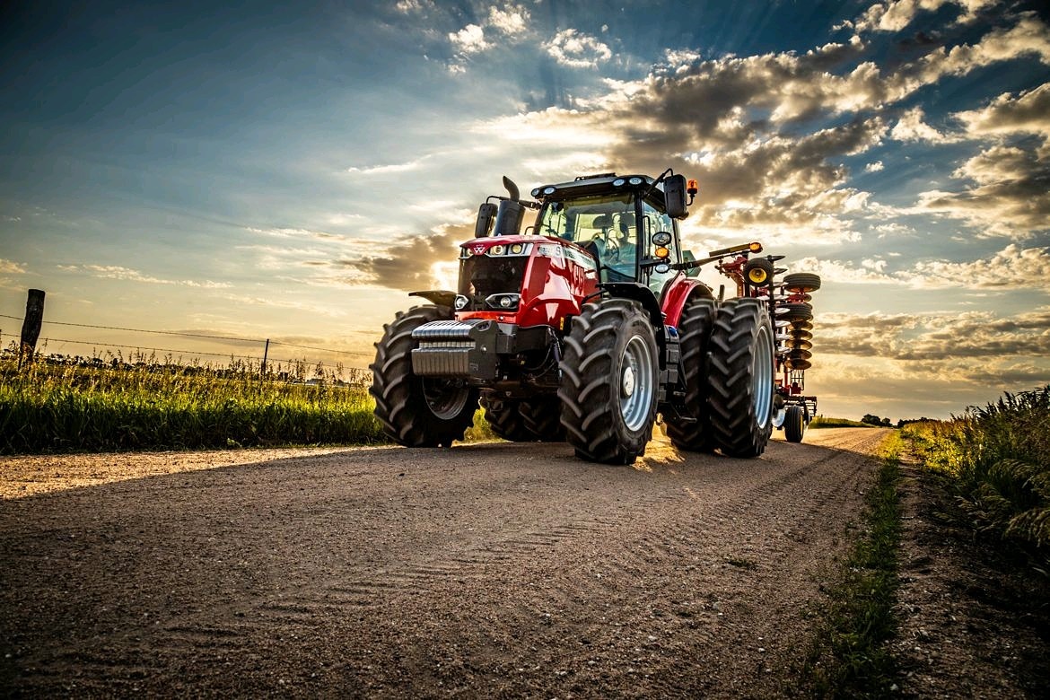 JohnAgboola_'s tweet photo. A drive through the new week. Hello Monday! 🌱🌱🌤️🌩️☘️🚜🚜👩🏽‍🌾👨🏽‍🌾

📸: @secondshiftdsgn

#MasseyFerguson #MFtractor #farming #farmlife #MondayMotivation https://t.co/Ym5SIUPdQx