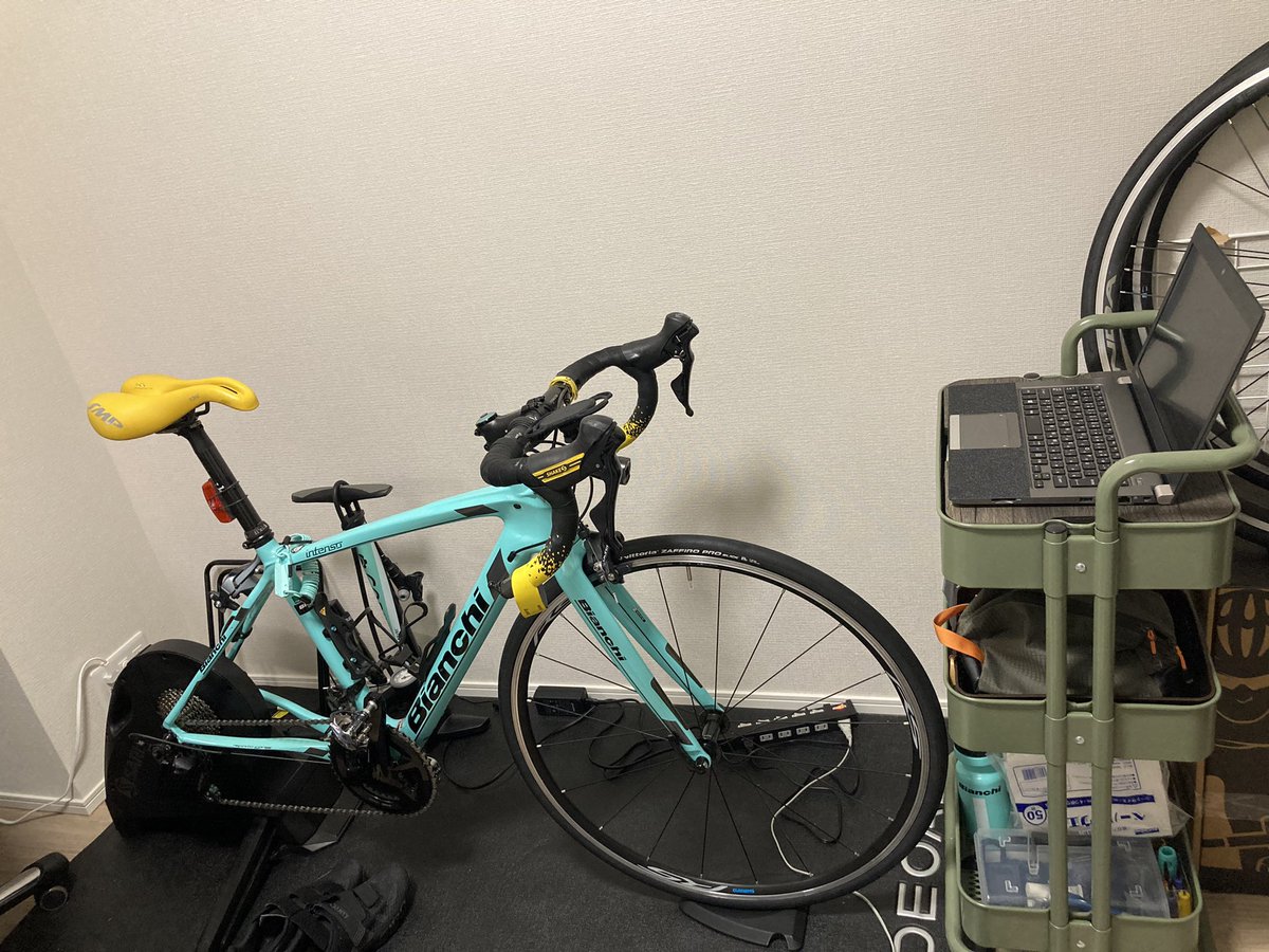 6gachu9_cycle's tweet photo. 引っ越して早2ヶ月。ようやくzwift環境が整ったので少しずつ頑張る！

#Bianchi
#zwift https://t.co/SMn1s8rJ1e