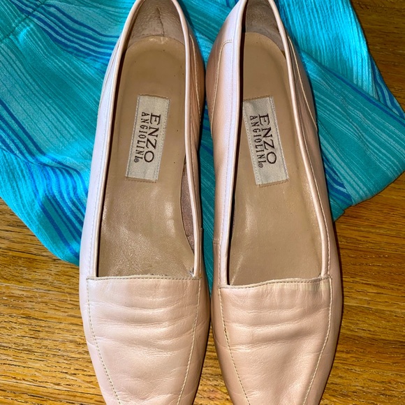 dabridgemaster's tweet photo. So good I had to share! Check out all the items I'm loving on @Poshmarkapp #poshmark #fashion #style #shopmycloset #enzoangiolini #levis #francosarto: https://t.co/FM1PMRH2Jj https://t.co/6zaeAHc3UR