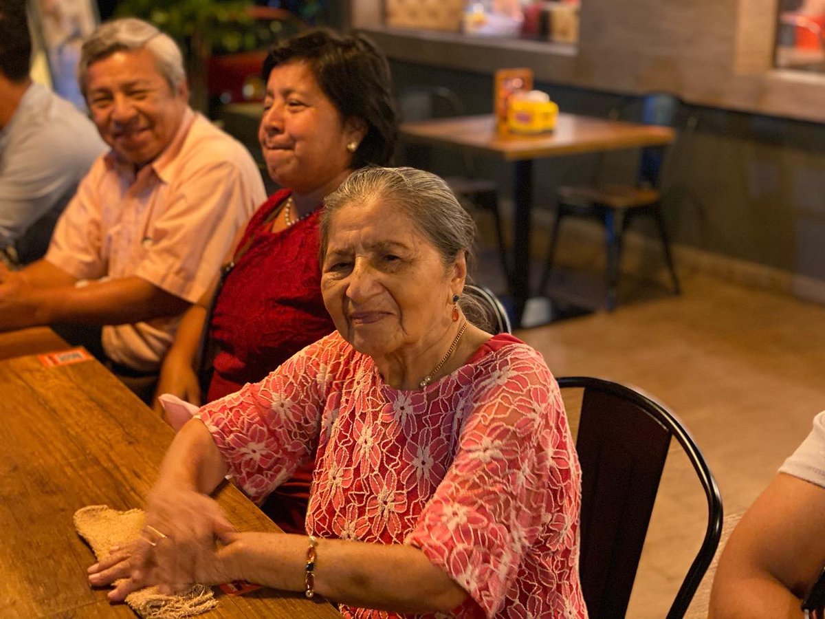 Se dice que madre solo hay una, pero yo tuve el privilegio de tener dos. Y ahora les comunico a quienes han estado pendientes que mi Abuelita ha partido a estar con su Señor y Salvador, aquel que le dio por pura Gracia una Vida Abundante. 
Gracias a Dios por su voluntad.